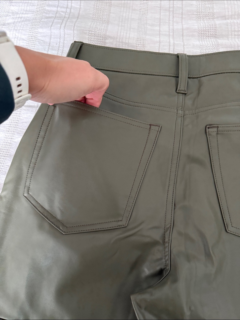 Abercrombie & Fitch Vegan Leather Cargo 90s Relaxed Pant - Picture 4 of 6